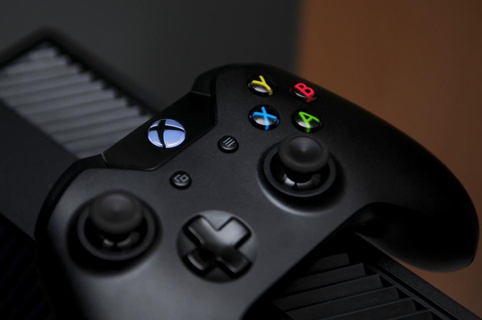 En sort Xbox-controller med farvede knapper set tæt på