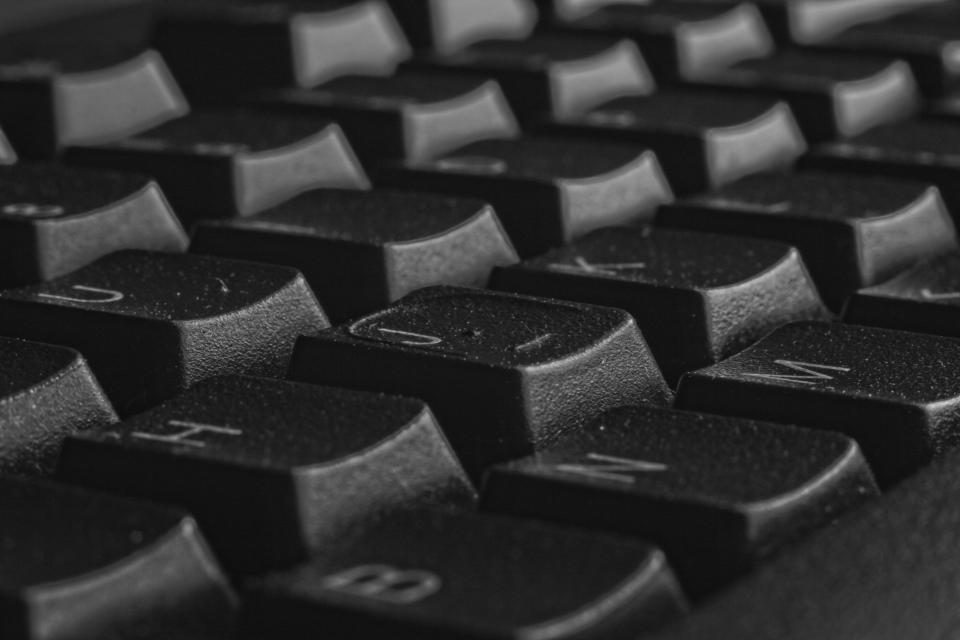 Nærbillede af sorte tastaturtaster med støv på